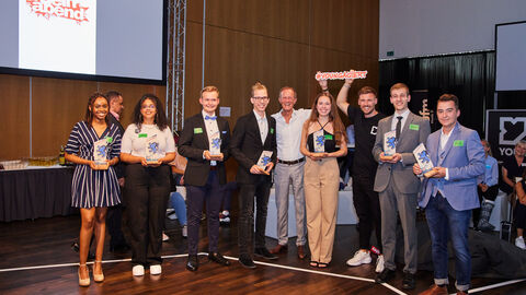 Gruppenfoto der Gewinnerinnen und Gewinner des #Youngagiert-Awards 2021