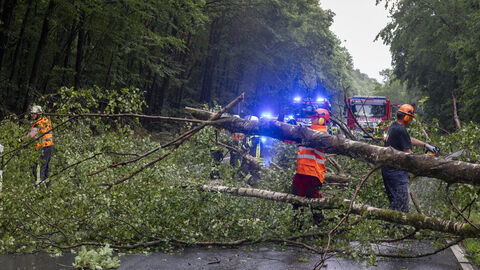 Einsatzkräfte räumen die Straße frei