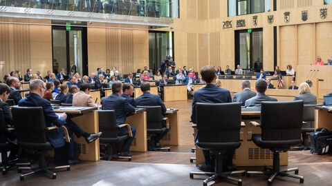 Sall des Bundesrats mit anwesenden Politikern während einer Sitzung. 