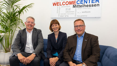 v.l. Christian Bernhard, Leiter des WELCOMECENTER, Sozialministerin Heike Hofmann und Dietmar Persch, Hauptgeschäftsführer der IHK Lahn-Dill Drei Personen (Min Hofmann) in der Mitte auf einer Couch im neuen Welcomecenter Wetzlar