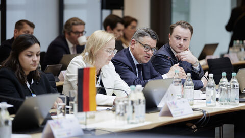 Regierungschef Rhein während der Ministerpräsidentenkonferenz (MPK) am Donnerstag, 5. Juni 2025, in Berlin Ministerpräsident Boris Rhein spricht während der Vorbesprechungen der Regierungschefinnen und Regierungschefs der B-Länder im Rahmen der Ministerpräsidentenkonferenz (MPK) am Donnerstag, 5. Juni 2025, in Berlin an seinem Platz sitzend in ein Mikrofon.