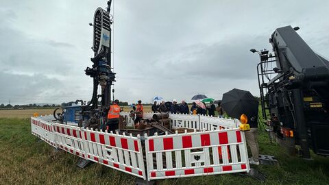 Bohrungen Hattersheim Zaun um Bohrgerät