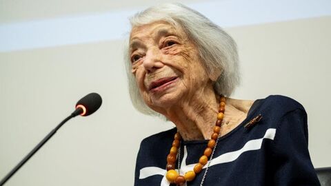 Margot Friedländer steht vor einem Mikrofon und spricht.