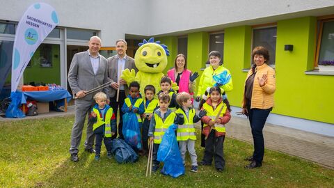 Staatsminister Ingmar Jung, Philip Messner (Pfarrer Evangelische Kirchengemeinde Wiesbaden-Bierstadt), Denise-Katina Rowland (Leiterin Kindertagesstätte), Miriam Lehmann (stellvertretende Dekanin), Kerstin Guthmann (Leitung Abteilung Kindertagesstätten im Evangelischen Dekanat).