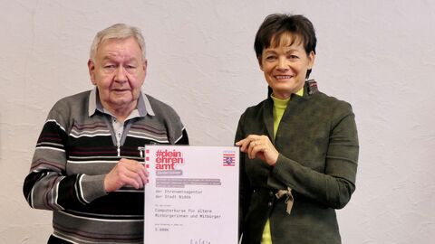 Europaministerin Lucia Puttrich und Günther Schrank bei der Übergabe der Förderung  Europaministerin Lucia Puttrich und Günther Schrank bei der Übergabe der Förderung