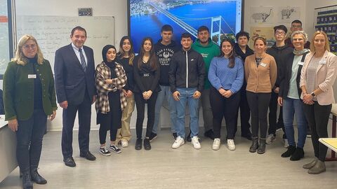 Kultusminister Lorz mit Schülerinnen und Schülern der Humboldt-Schule in Rüsselsheim