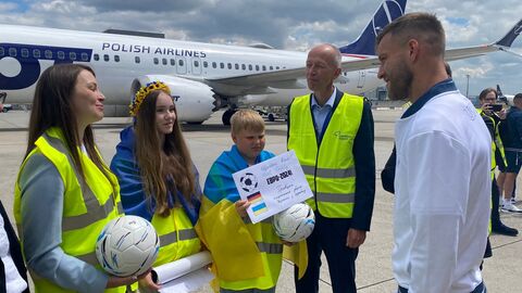 Ukrainische Schüler überreichen Nationalspieler Mutmacher-Brief