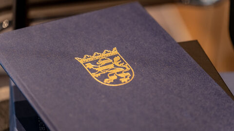 Hessen Dunkelblaue Mappe mit dem Hessen-Wappen in Gold.