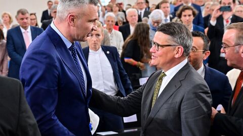 Ministerpräsident Boris Rhein gratuliert Dr. Vitali Klitschko zum Franz-Werfel-Menschenrechtspreis. Ministerpräsident Boris Rhein gratuliert Dr. Vitali Klitschko zum Franz-Werfel-Menschenrechtspreis.