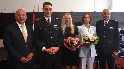 Innenminister Roman Poseck, Landespolizeipräsident Felix Paschek mit seiner Frau und Westhessens Polizeipräsident Björn Gutzeit mit seiner Frau Innenminister Roman Poseck steht mit Paschek und Gutzeit sowie deren Frauen in einer Reihe.