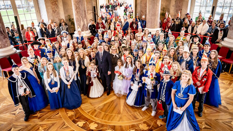 41 Kinderprinzenpaare und 74 Erwachsenenprinzenpaare sowie deren Hofstaat haben Ministerpräsident Boris Rhein und seine Frau Tanja Raab-Rhein im Schloss Biebrich empfangen.