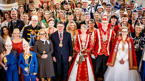 Ministerpräsident Boris Rhein und seine Frau Tanja Raab-Rhein haben im Schloss Biebrich Fastnachter aus ganz Hessen empfangen.